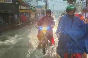 Vì sao miền Bắc và miền Nam đều có mưa to gió mạnh?