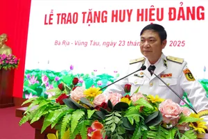 Chuẩn Đô đốc Lê Bá Quân phát biểu tại buổi Lễ. Ảnh: Minh Sơn