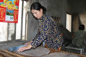 Nghề làm bánh tráng truyền thống ở Phú Long