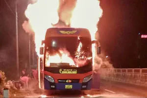 Khánh Hòa: Xe giường nằm chở 34 người cháy rụi trên Quốc lộ 1