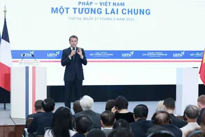 Tổng thống Cộng hòa Pháp Emmanuel Macron và Phu nhân đến thăm trường Đại học Khoa học và Công nghệ Hà Nội. Ảnh: VIẾT CHUNG