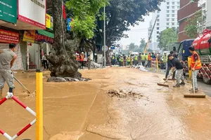 Bùn đất từ đào hầm metro Nhổn - Ga Hà Nội phun trào lênh láng trên phố Cát Linh