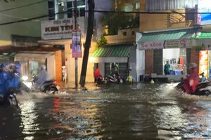 Mưa lớn kéo dài, nhiều đường ở Cần Thơ ngập sâu, hàng loạt xe "chết máy"