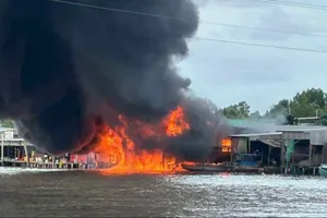  Chập điện gây cháy cửa hàng xăng dầu ở Đất Mũi 