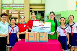 Trao quà đến học sinh tại quận 4, TPHCM nhân dịp Quốc tế Thiếu nhi 1-6