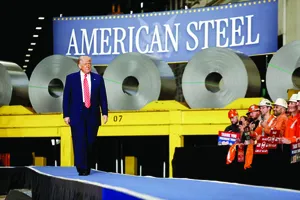 Tổng thống Mỹ Donald Trump thăm một nhà máy của Tập đoàn Thép Irvin Works ở West Mifflin, bang Pennsylvania, Mỹ. Ảnh: REUTERS 