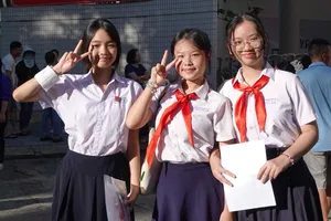 Học sinh trường THCS Tây Sơn tự tin bước vào môn thi đầu tiên. Ảnh: XUÂN QUỲNH