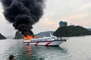 Cháy tàu chở khách 132 chỗ trên biển Quảng Ninh, 5 thuyền viên thoát nạn