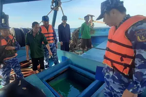 Vùng Cảnh sát biển 4 đồng hành với ngư dân, củng cố thế trận lòng dân trên biển