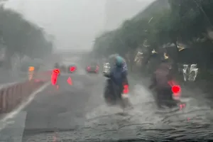 TPHCM: Mưa lớn gây ngập nhiều nơi 