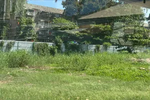 Khu đất trống đã được giải tỏa để thực hiện dự án xây mới chung cư Thanh Đa (quận Bình Thạnh) nhưng hơn 3 năm nay vẫn chưa thực hiện. Ảnh: Thanh Hiền