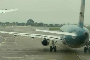 Va chạm giữa hai máy bay trong quá trình di chuyển tại khu vực đường lăn sân bay Nội Bài. Ảnh: CTV
