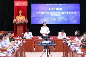 Thứ trưởng Thường trực Bộ GD-ĐT Phạm Ngọc Thưởng phát biểu tại họp báo