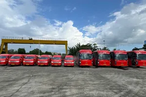 Các phương tiện đã đậu sẵn tại 2 địa phương trên chờ sáng mai di chuyển. Ảnh: QUỐC HÙNG