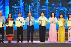 Phó Bí thư Thành ủy, Chủ tịch UBND TPHCM Nguyễn Văn Được chúc mừng các tác giả, nhóm tác giả lĩnh vực Quản lý nhà nước. Ảnh: VIỆT DŨNG