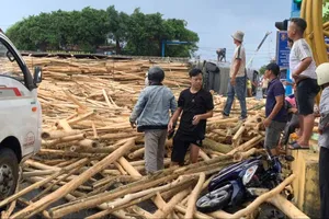 Lật xe đầu kéo đè người đi đường tử vong