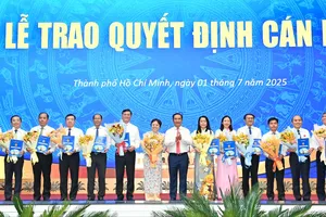 Chủ tịch UBND TPHCM yêu cầu cán bộ biến cơ chế “xin – cho” thành cơ chế phục vụ