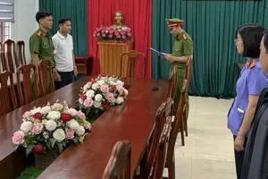 Cơ quan Cảnh sát điều tra Công an tỉnh Gia Lai đọc Lệnh bắt bị can để tạm giam đối với Lê Anh Tuấn. Ảnh: CỔNG THÔNG TIN ĐIỆN TỬ CÔNG AN TỈNH GIA LAI 