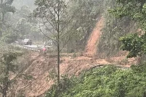 Tây Bắc vẫn mưa, đường sá tê liệt vì sạt lở nặng