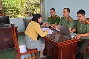 Cơ quan công an làm việc với bà T. Ảnh: CACC