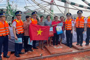 Vùng Cảnh sát biển 3 tặng cờ, áo phao cho bà con ngư dân