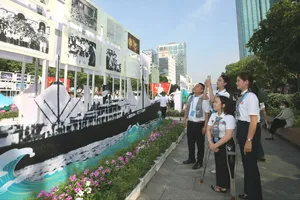 Đường đi bộ Nguyễn Huệ ở khu vực trung tâm TPHCM, nơi tổ chức các chương trình nghệ thuật ngoài trời thu hút sự quan tâm của công chúng. Ảnh: DŨNG PHƯƠNG