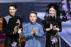 NTK Nguyễn Việt Hùng (giữa) gửi tình yêu đến Huế qua các bộ sưu tập mới