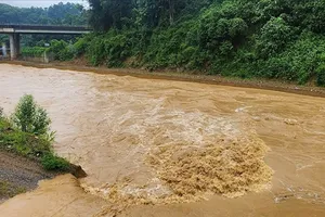 Nước ngập do mưa to ngày 12-7 trên Quốc lộ 4D (địa phận tỉnh Lào Cai)