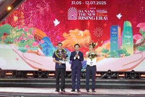 Chủ tịch UBND TP Đà Nẵng Lương Nguyễn Minh Triết trao giải thưởng cho đội Jiangxi Yangfeng (bìa phải) và đội Z121 Vina Pyrotech