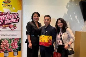 Linh Đặng (bìa phải) và các đối tác phân phối hàng Việt ở châu Âu