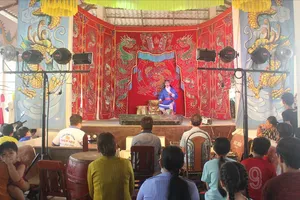 Hát bội trong lễ Kỳ yên tại một ngôi đình 