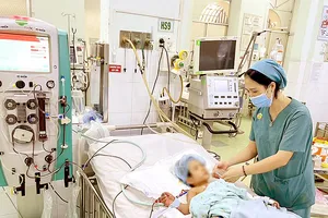 Một bệnh nhi bị sốc sốt xuất huyết được Bệnh viện Nhi đồng 2 cứu sống. Ảnh: MINH KHUÊ