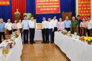 Ông Ngô Xuân Thắng, Phó Bí thư Thành ủy Đà Nẵng cùng đoàn công tác tặng quà cho Đảng ủy xã Trà Tân