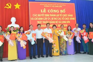 Lễ công bố các quyết định thành lập tổ chức Đảng trực thuộc Đảng bộ xã Long Sơn khóa I, nhiệm kỳ 2025 - 2030