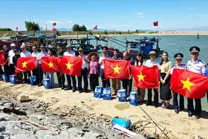 Trao cờ Tổ quốc và quà tặng ngư dân tại cảng cá Xuân Hội