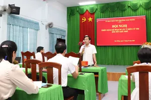 Chủ tịch UBND phường Tam Thắng Lê Xuân Tú trao đổi với đại diện các khu phố tại hội nghị