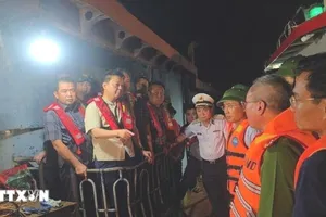 Phó Thủ tướng Chính phủ Trần Hồng Hà chỉ đạo công tác cứu hộ cứu nạn tàu du lịch bị lật. Ảnh: TTXVN