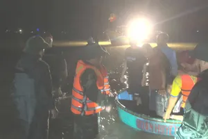 Lực lượng chức năng cứu hộ đưa các du khách vào bờ an toàn 