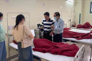 Đại diện Sở Y tế TP Huế lấy thông tin từ các bệnh nhân nhập viện vì ngộ độc thực phẩm sau khi ăn tiệc giỗ