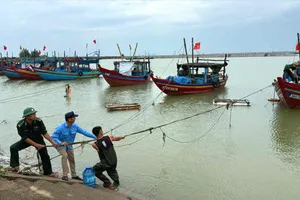 Lực lượng Đồn Biên phòng Lạch Kèn hỗ trợ ngư dân neo đậu tàu thuyền tại cảng cá Xuân Hội, Hà Tĩnh