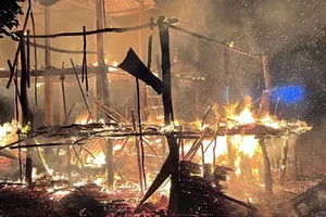 Quảng Trị: Cứu 4 mẹ con khỏi ngôi nhà bị cháy