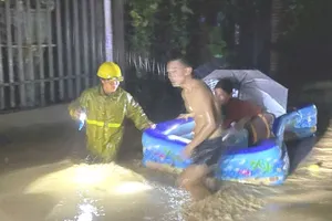 Người dân miền núi ở Nghệ An trắng đêm chạy lũ