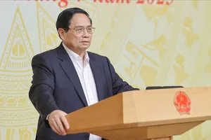 Thủ tướng yêu cầu phải bằng mọi cách tiếp cận những nơi bị chia cắt do bão lũ, thiên tai. Ảnh: VIẾT CHUNG