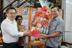 Đồng chí Nguyễn Thanh Nghị thăm, tặng quà vợ chồng Trung tướng Nguyễn Cộng Hòa