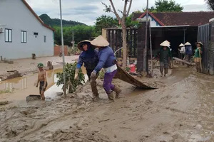“Lặn ngụp” trong bùn đất sau lũ