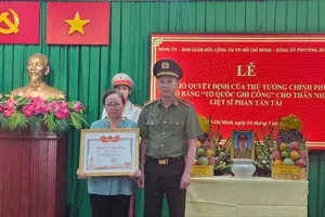 Trao Bằng Tổ quốc ghi công đến thân nhân liệt sĩ Phan Tấn Tài