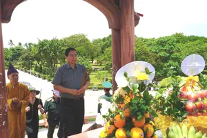 Thủ tướng Phạm Minh Chính tri ân các anh hùng liệt sĩ ở Quảng Trị 