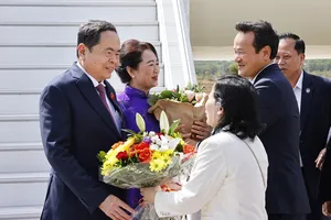 Chủ tịch Quốc hội Trần Thanh Mẫn và phu nhân đến sân bay quốc tế Geneva, Thụy Sĩ. Ảnh: TTXVN