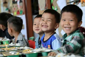 Bữa ăn của các em học sinh điểm trường Nà Ó, Trường Mầm non Thạch Lâm (xã Quảng Lâm, tỉnh Cao Bằng) được bảo trợ trong dự án “Cùng em khôn lớn”