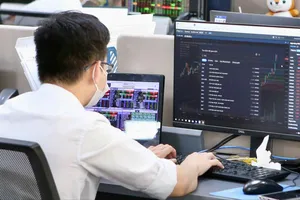 Nhà đầu tư theo dõi biến động của thị trường chứng khoán tại văn phòng giao dịch KIS Việt Nam. Ảnh: HOÀNG HÙNG